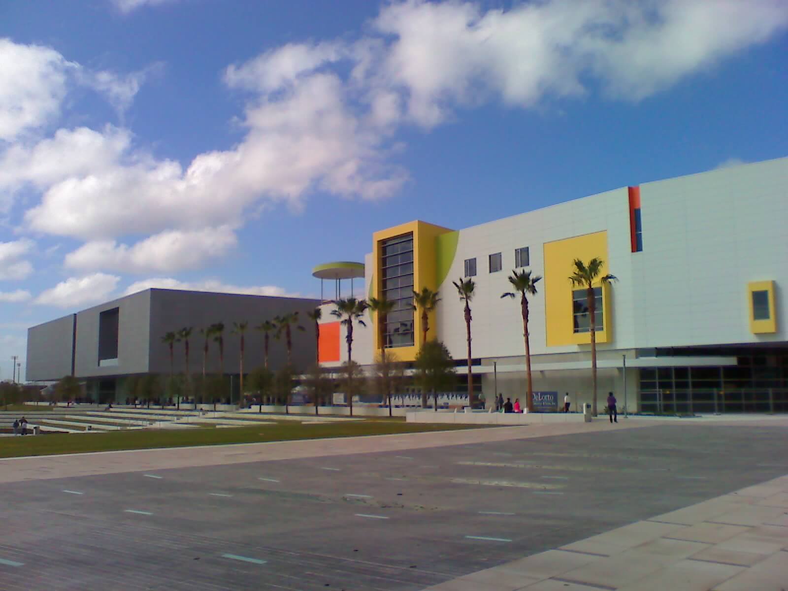 Tampa musuem of art building with a cloudy sky. Things to do in Tampa with RedCoach USA.